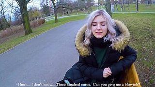 Молодая потаскуха сосет член незнакомца в парке за солидные деньги