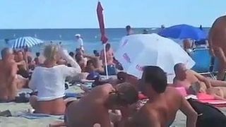 Нудисты без стеснения трахаются на глазах у многих