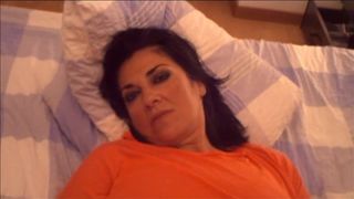 Зрелая баба растягивает дряблую пизду цукини перед камерой